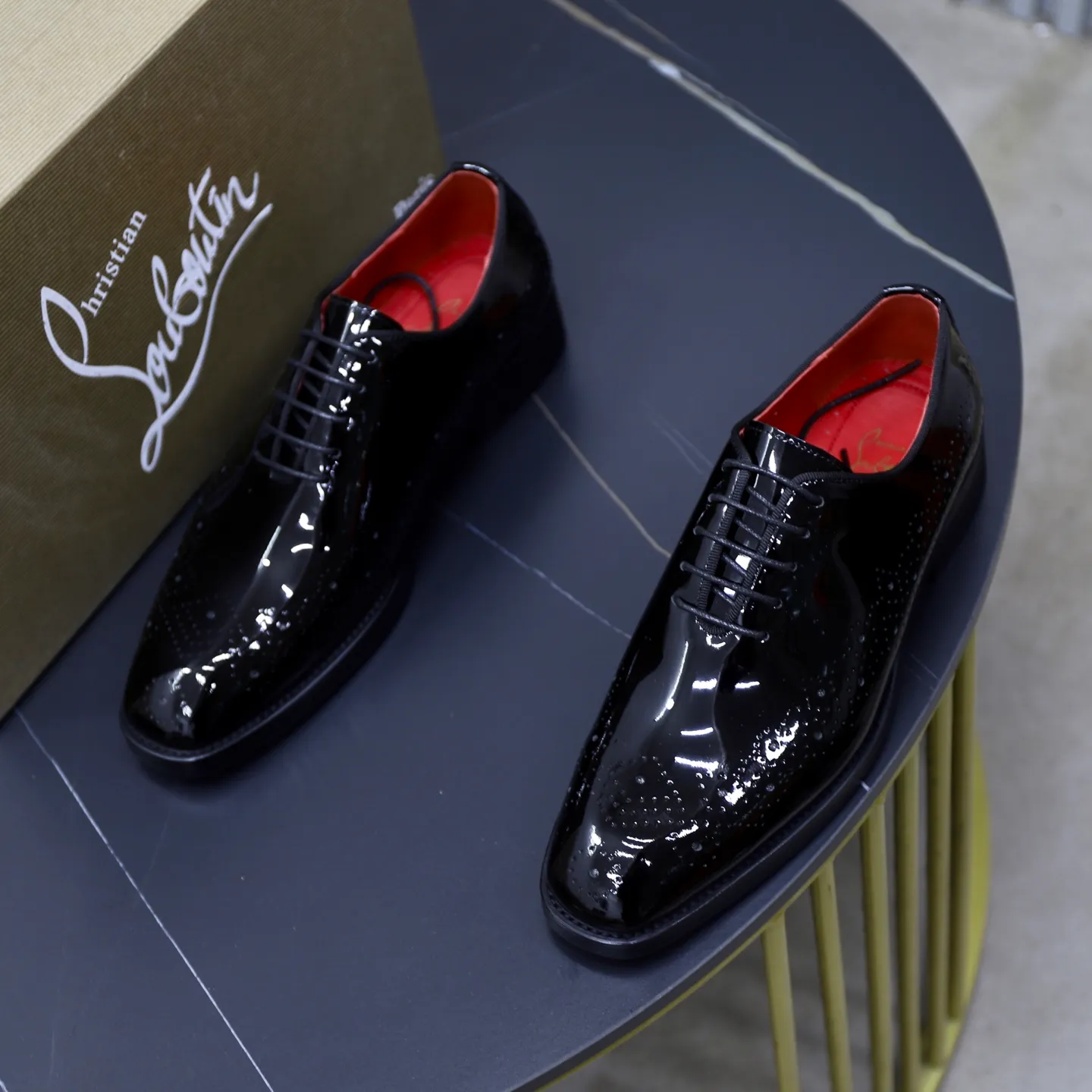 Ex-factory price: 620💰Christia*.Loubouti*🆑High-end men’s business formal leather shoes | Classic red sole shoes | Original imported first-layer cowhide | Water-dyed cowhide lining | Italian imported red rubber outsole | High-end luxury | Perfect interpretation of fashion, sunshine, style, suitable for various occasions Size: 39-44 (38.45 custom-made)